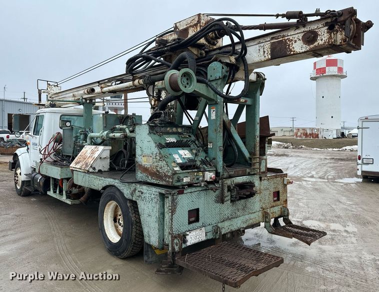 image for item NN9367 1990 International  4900 drilling rig truck