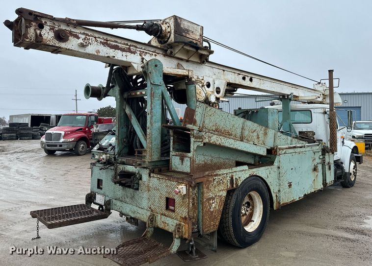 image for item NN9367 1990 International  4900 drilling rig truck