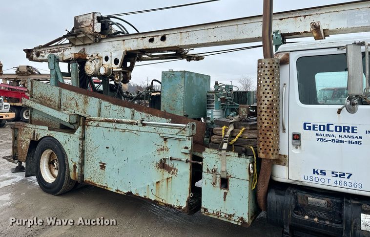 image for item NN9367 1990 International  4900 drilling rig truck