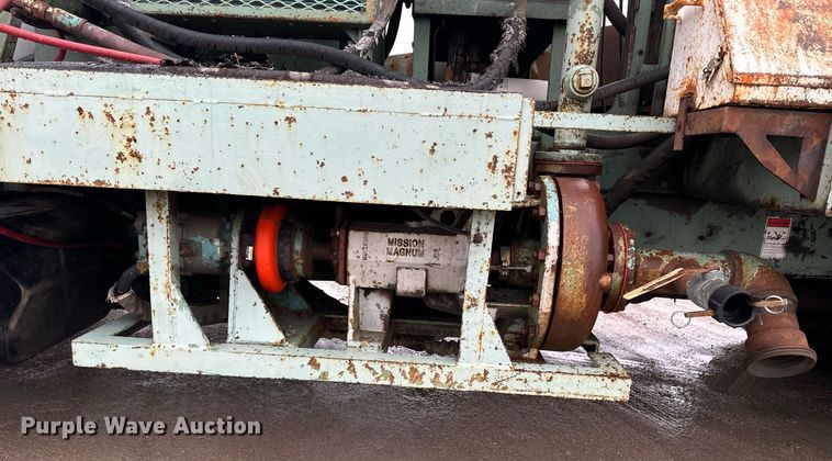 image for item NN9367 1990 International  4900 drilling rig truck