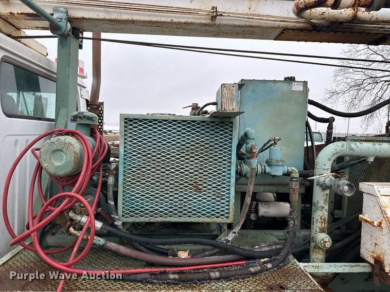 image for item NN9367 1990 International  4900 drilling rig truck