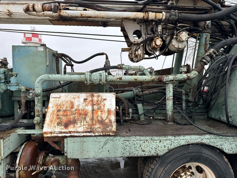 image for item NN9367 1990 International  4900 drilling rig truck