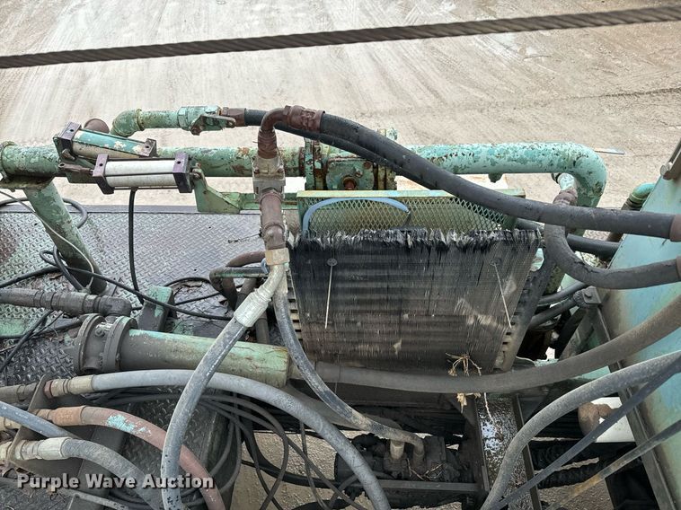 image for item NN9367 1990 International  4900 drilling rig truck