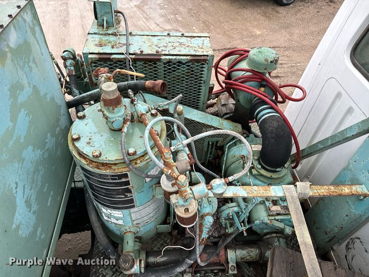 image for item NN9367 1990 International  4900 drilling rig truck