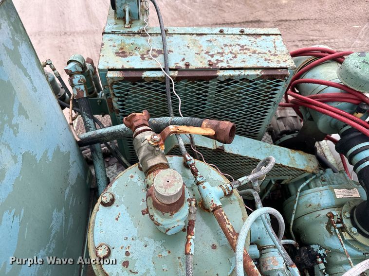 image for item NN9367 1990 International  4900 drilling rig truck