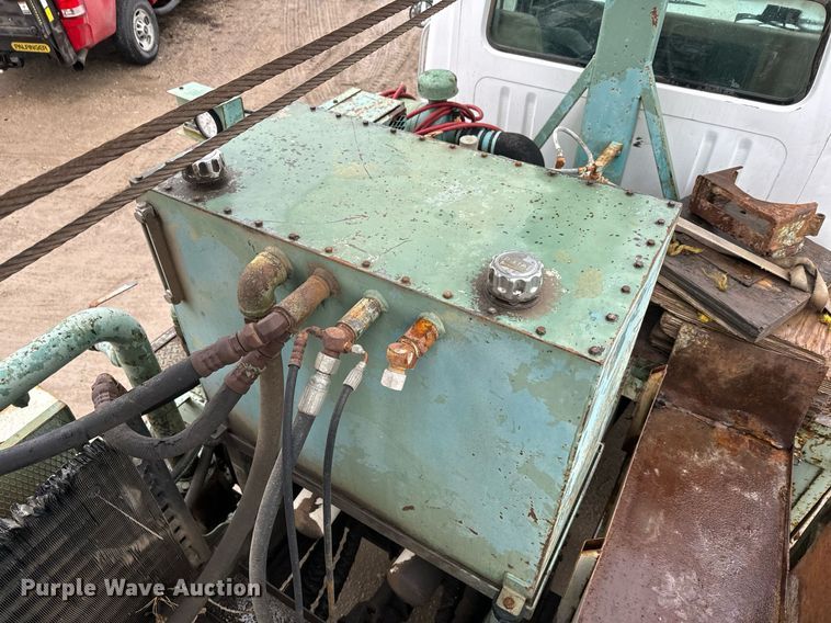 image for item NN9367 1990 International  4900 drilling rig truck