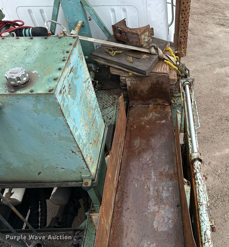 image for item NN9367 1990 International  4900 drilling rig truck