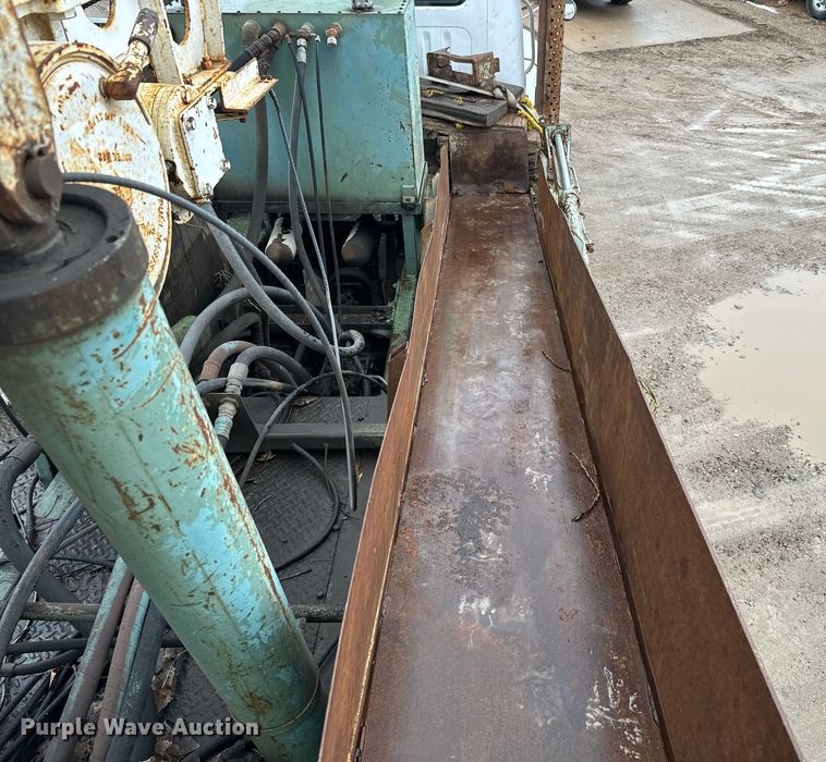 image for item NN9367 1990 International  4900 drilling rig truck