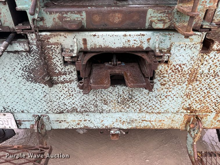 image for item NN9367 1990 International  4900 drilling rig truck