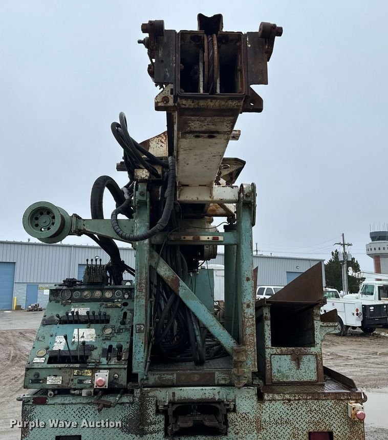 image for item NN9367 1990 International  4900 drilling rig truck