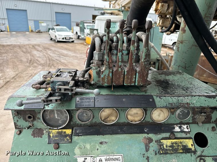 image for item NN9367 1990 International  4900 drilling rig truck