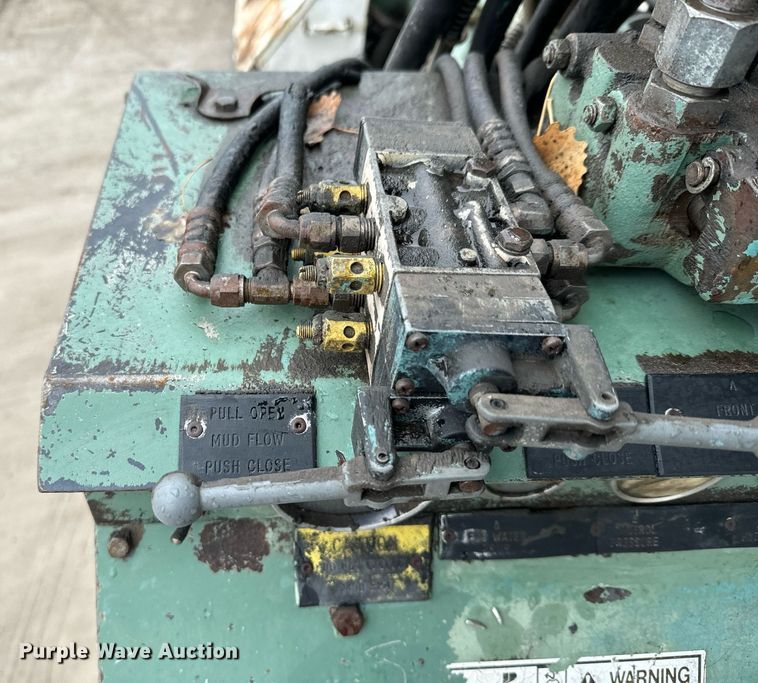 image for item NN9367 1990 International  4900 drilling rig truck