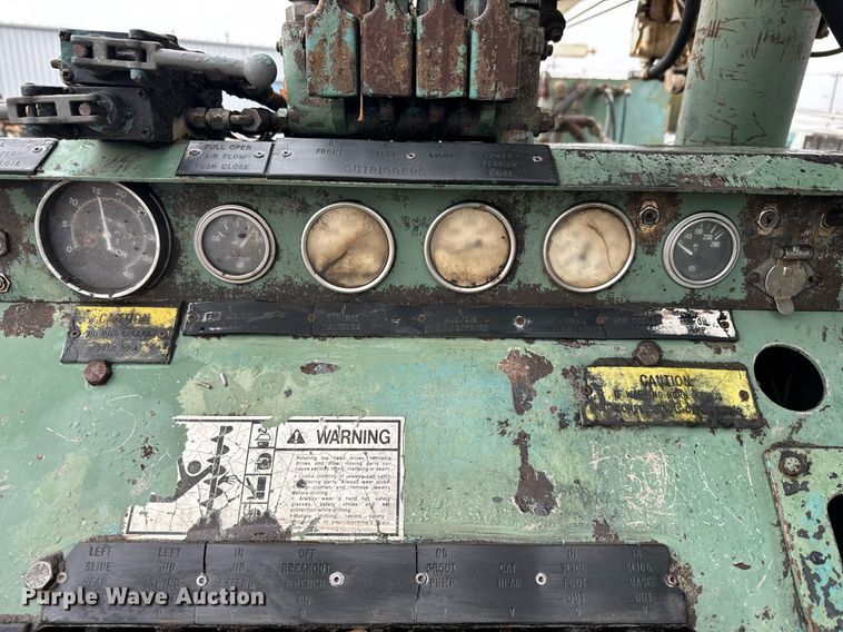 image for item NN9367 1990 International  4900 drilling rig truck