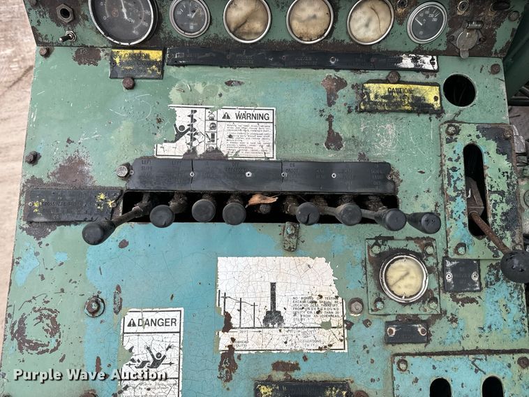 image for item NN9367 1990 International  4900 drilling rig truck