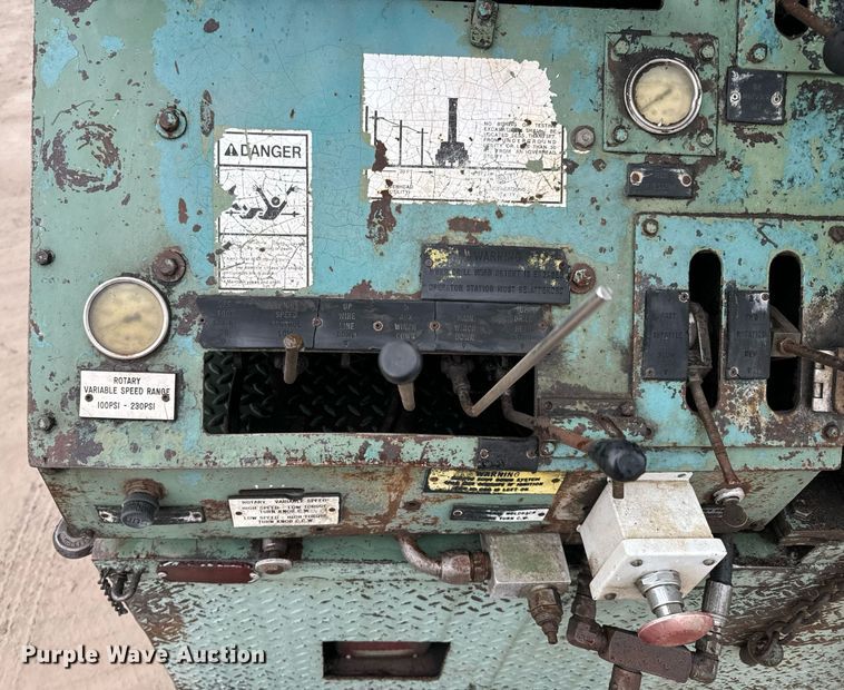 image for item NN9367 1990 International  4900 drilling rig truck