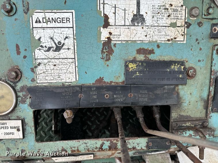 image for item NN9367 1990 International  4900 drilling rig truck