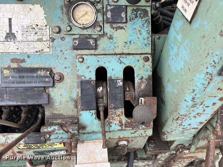 image for item NN9367 1990 International  4900 drilling rig truck