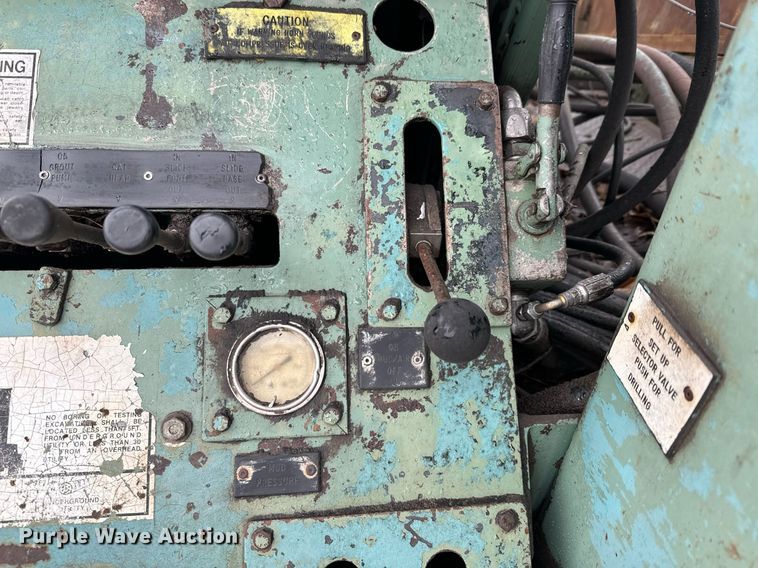 image for item NN9367 1990 International  4900 drilling rig truck