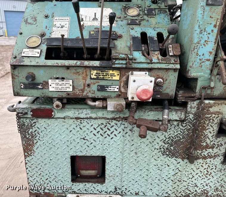 image for item NN9367 1990 International  4900 drilling rig truck