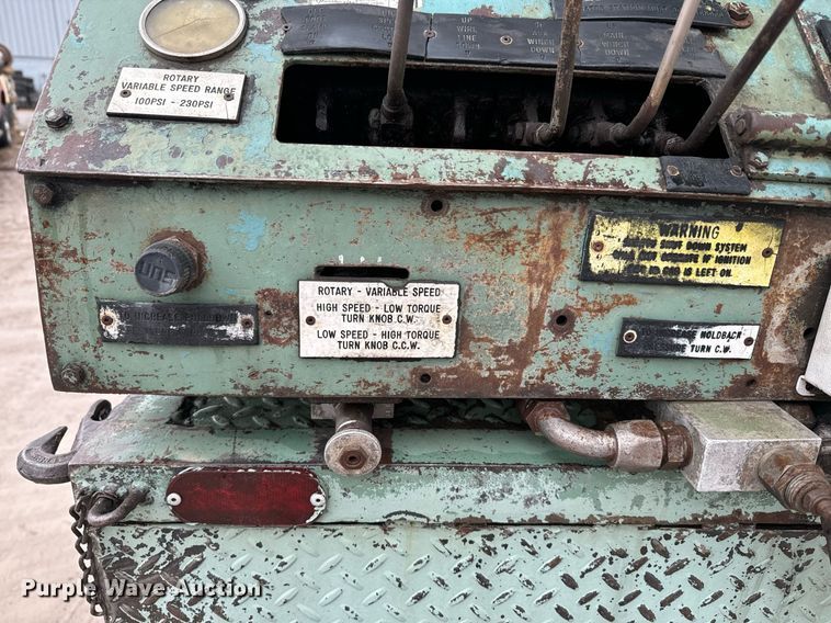 image for item NN9367 1990 International  4900 drilling rig truck