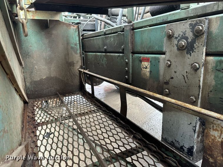 image for item NN9367 1990 International  4900 drilling rig truck