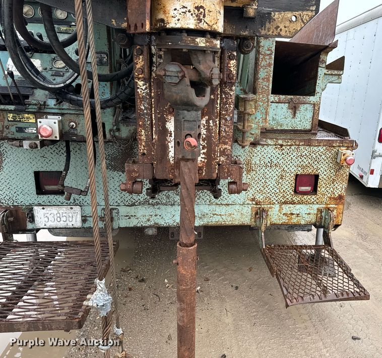 image for item NN9367 1990 International  4900 drilling rig truck