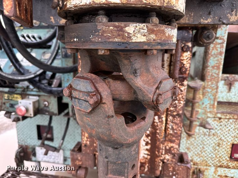 image for item NN9367 1990 International  4900 drilling rig truck