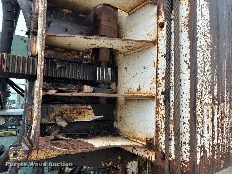 image for item NN9367 1990 International  4900 drilling rig truck