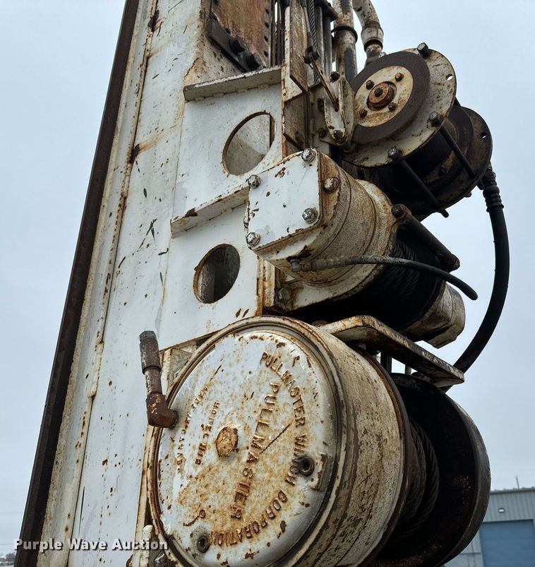 image for item NN9367 1990 International  4900 drilling rig truck