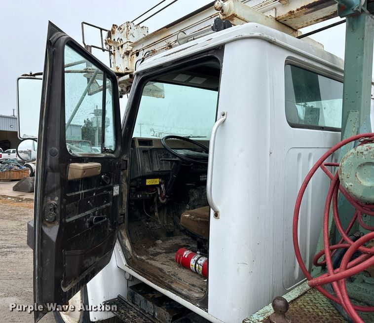 image for item NN9367 1990 International  4900 drilling rig truck