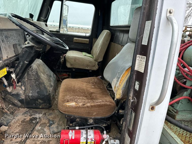 image for item NN9367 1990 International  4900 drilling rig truck