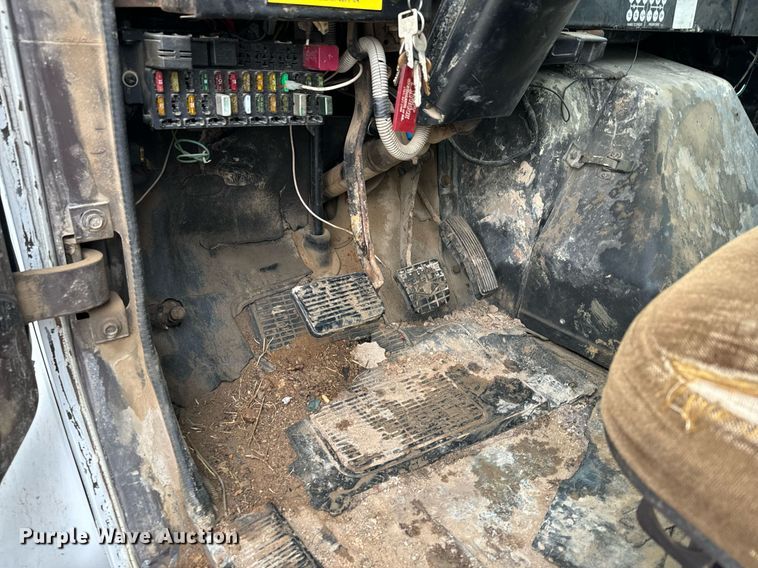 image for item NN9367 1990 International  4900 drilling rig truck