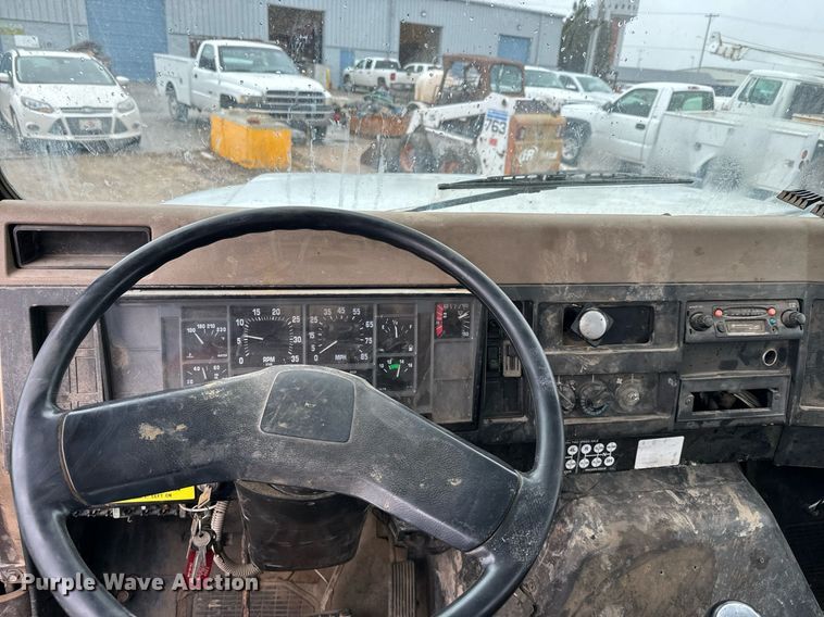 image for item NN9367 1990 International  4900 drilling rig truck