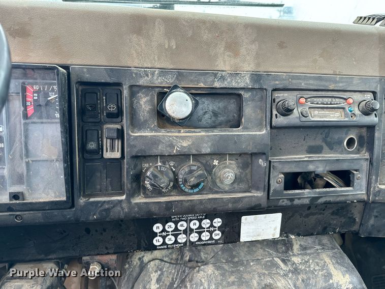 image for item NN9367 1990 International  4900 drilling rig truck