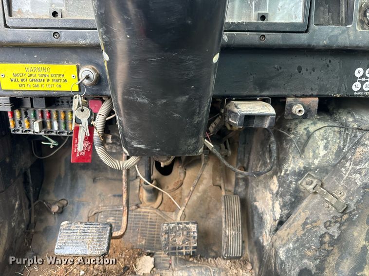 image for item NN9367 1990 International  4900 drilling rig truck