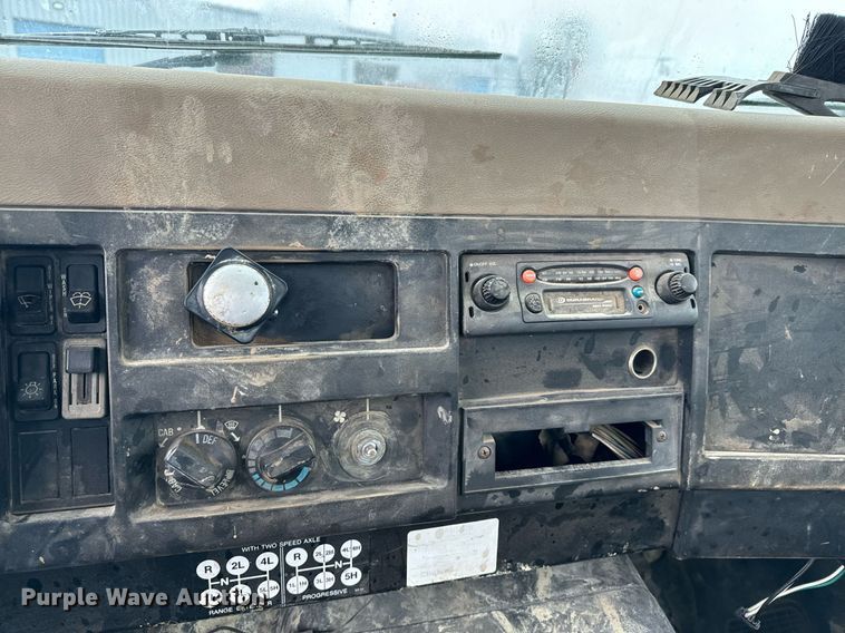 image for item NN9367 1990 International  4900 drilling rig truck