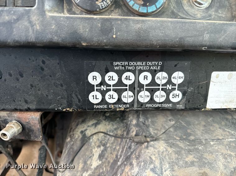 image for item NN9367 1990 International  4900 drilling rig truck