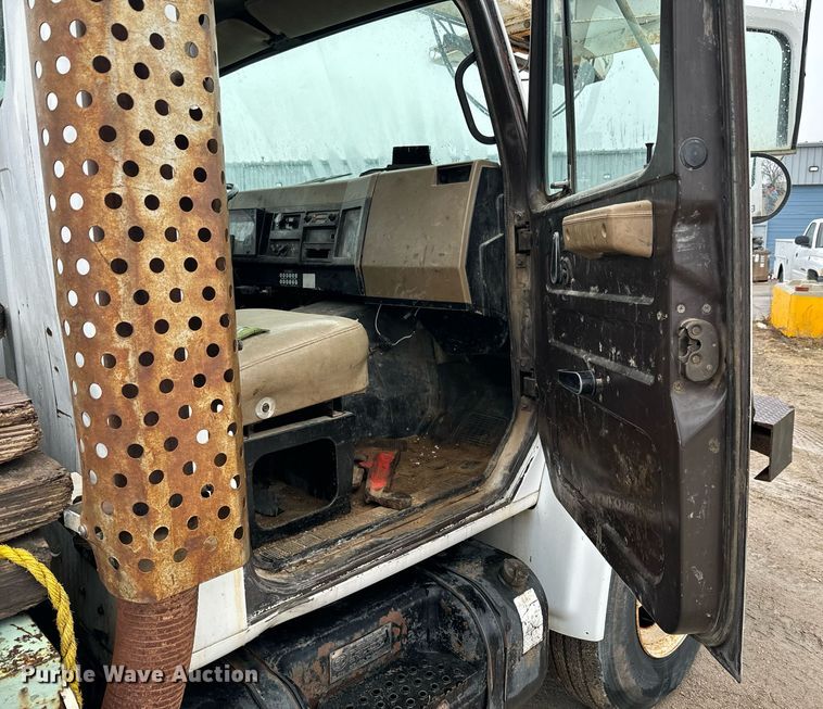 image for item NN9367 1990 International  4900 drilling rig truck