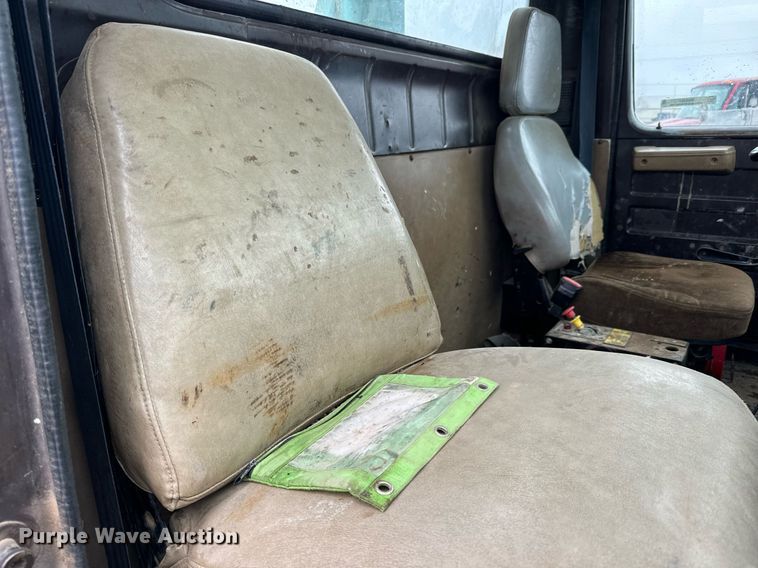 image for item NN9367 1990 International  4900 drilling rig truck