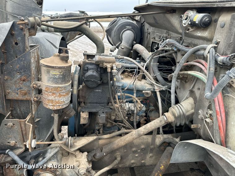 image for item NN9367 1990 International  4900 drilling rig truck