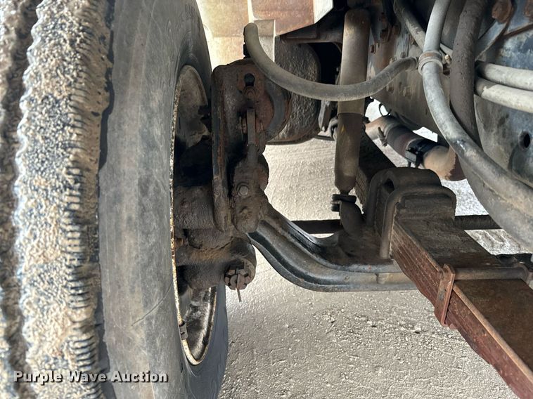 image for item NN9367 1990 International  4900 drilling rig truck