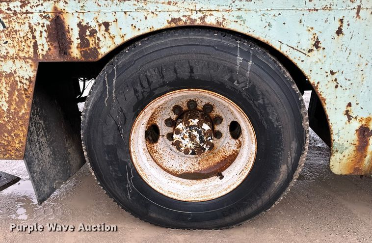 image for item NN9367 1990 International  4900 drilling rig truck