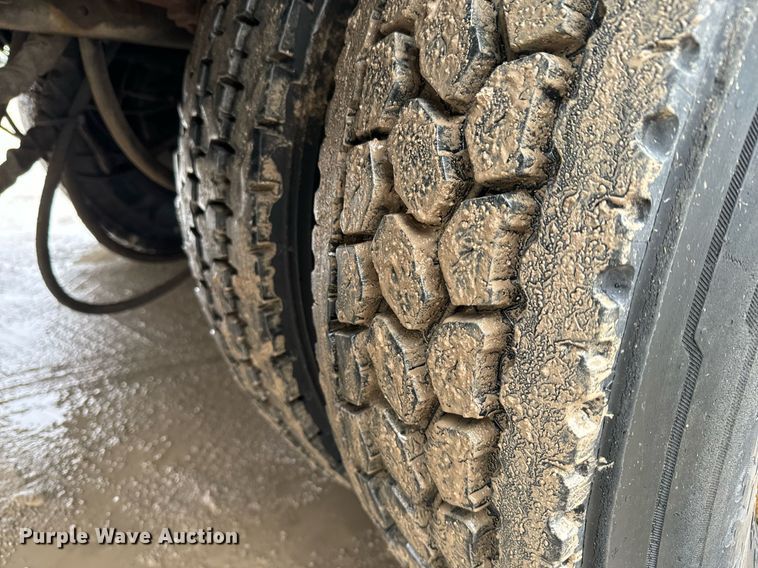 image for item NN9367 1990 International  4900 drilling rig truck