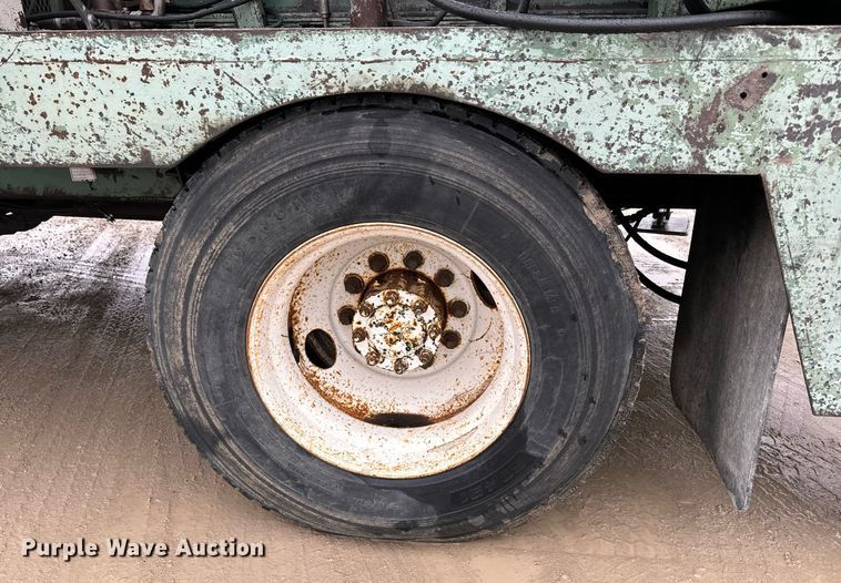 image for item NN9367 1990 International  4900 drilling rig truck