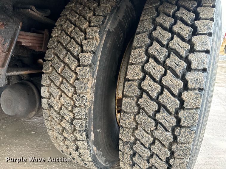 image for item NN9367 1990 International  4900 drilling rig truck