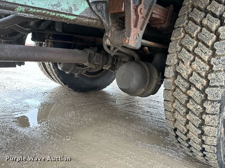 image for item NN9367 1990 International  4900 drilling rig truck