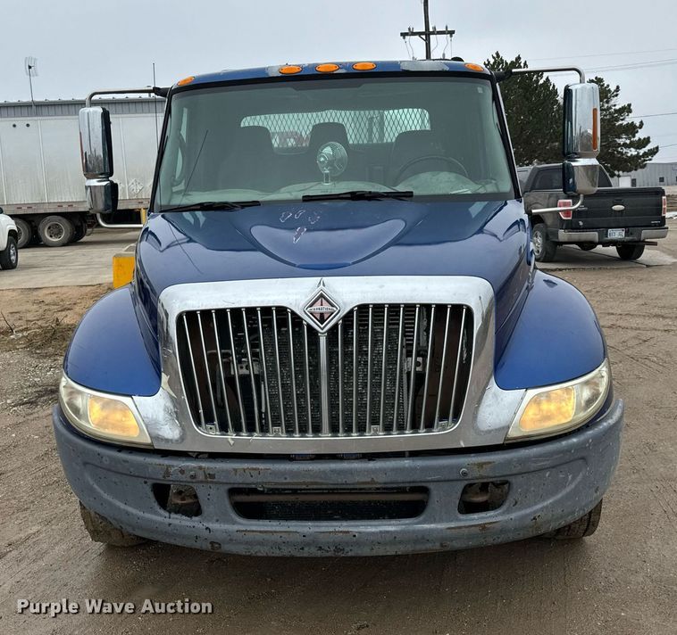 image for item NN9425 2004 International  4300 flatbed truck