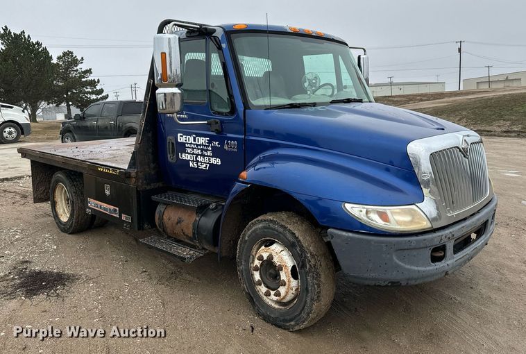 image for item NN9425 2004 International  4300 flatbed truck