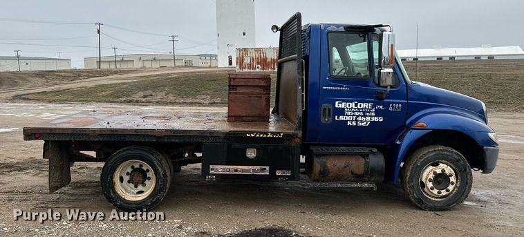 image for item NN9425 2004 International  4300 flatbed truck