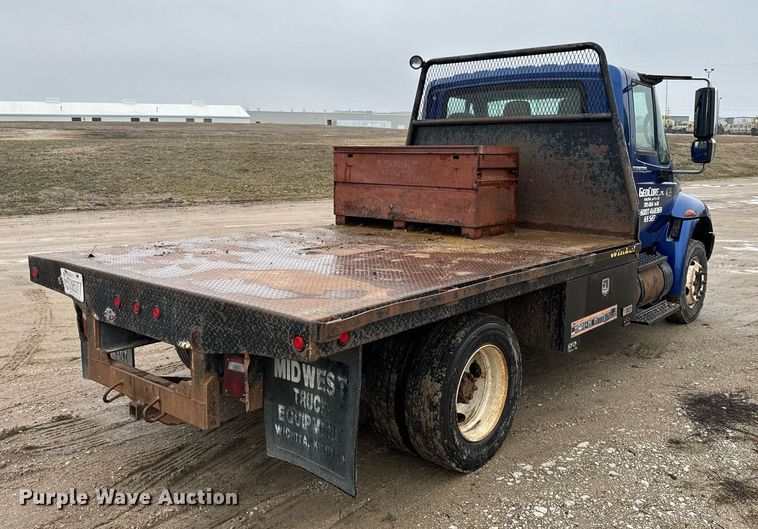 image for item NN9425 2004 International  4300 flatbed truck